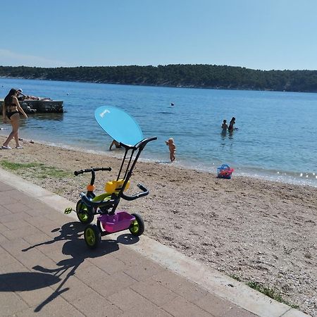 6 M, 50 M Do Plaze Διαμέρισμα Barbat na Rabu Εξωτερικό φωτογραφία